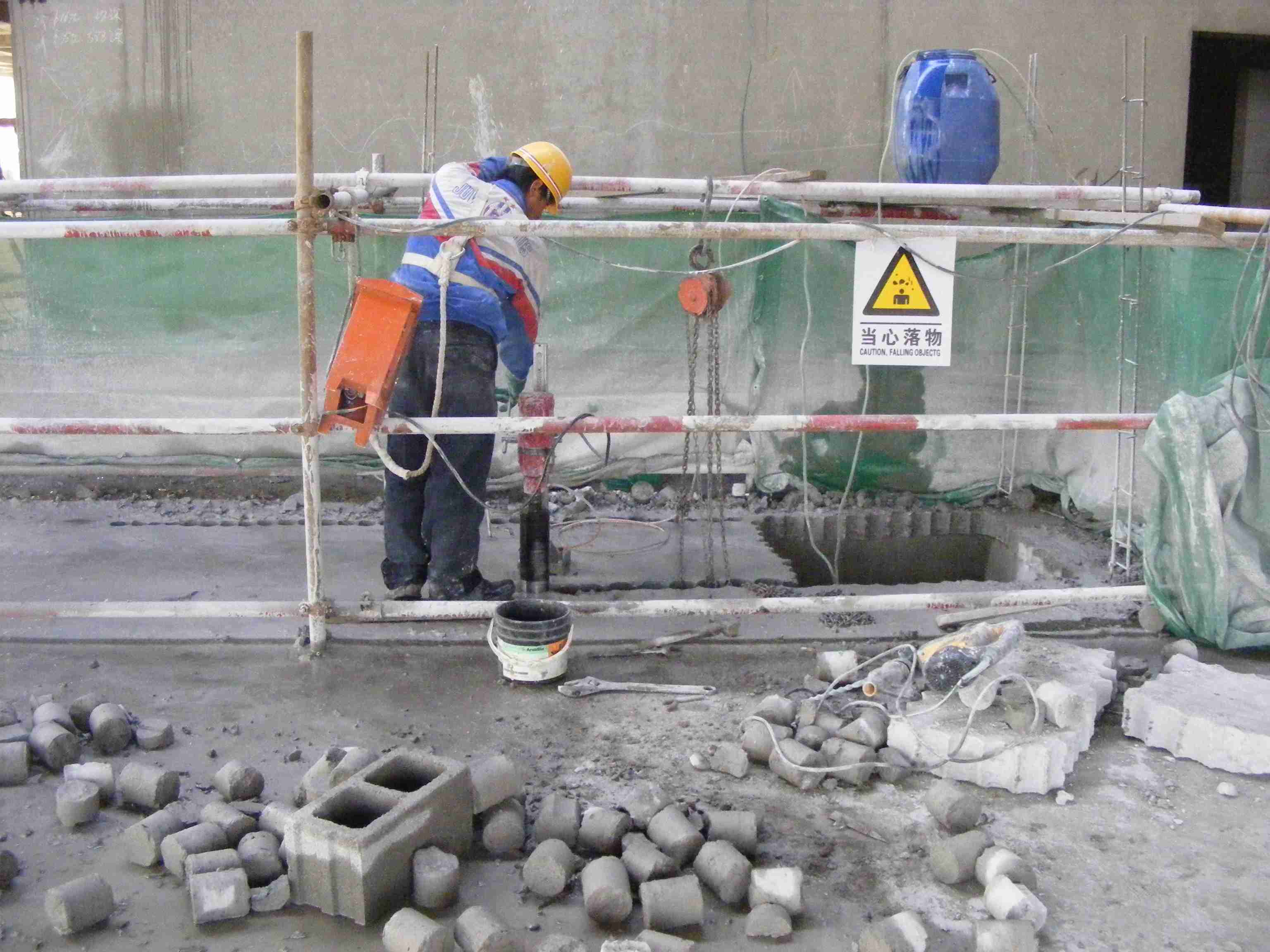 01西单银座中心改造加固：水钻切割.JPG